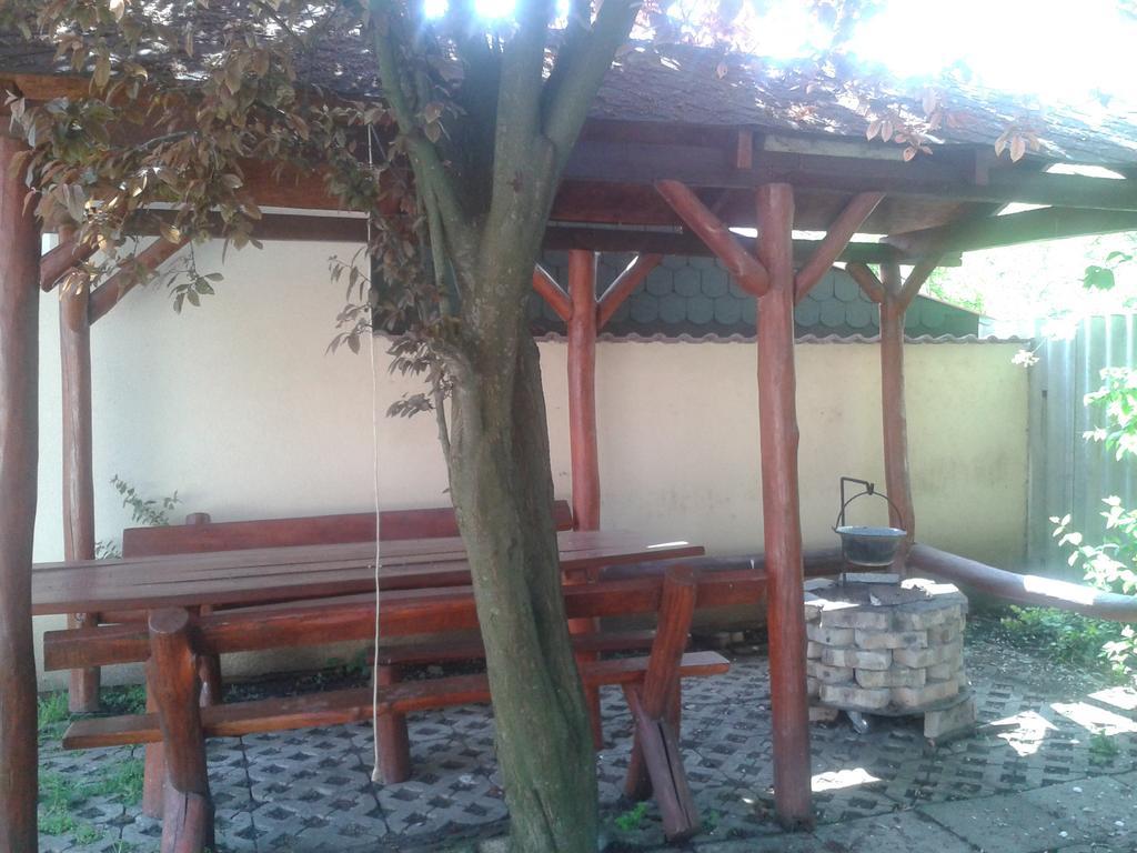 Апартаменты Tulipan Vendeghaz Хайдусобосло Экстерьер фото